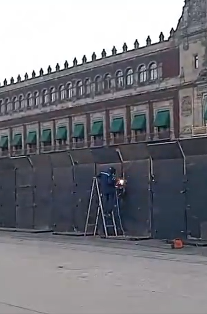Imagen de Ponen vallas metálicas de 3 metros en palacio nacional debido a la marcha de la generación Z!!! Apenas hace unos dias la presidenta Claudia Sheinbaum había dicho qué solo eran unos cuantos alborotadores y eran desde cuentas falsas!!.